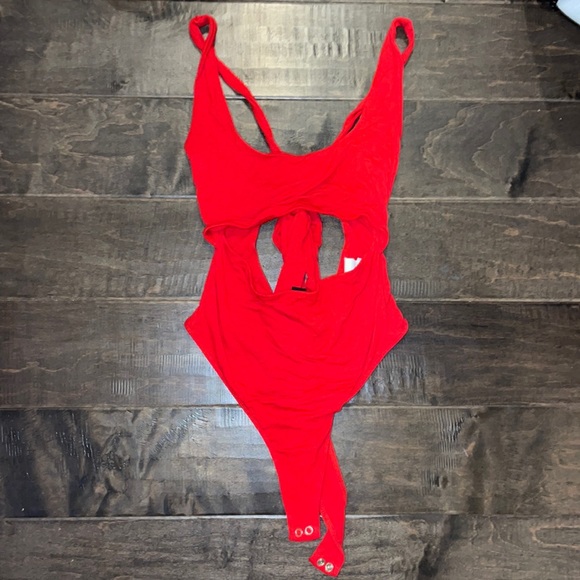 Red bodysuit with cutouts forever 21 - Picture 1 of 3